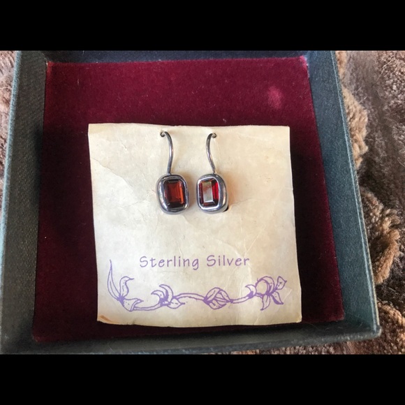 🌺Beautiful Sterling Silver earrings w/ Red stone - Picture 2 of 8